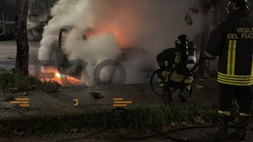 Rossano, auto in fiamme nella notte a Torre Pisani: sospetto dolo