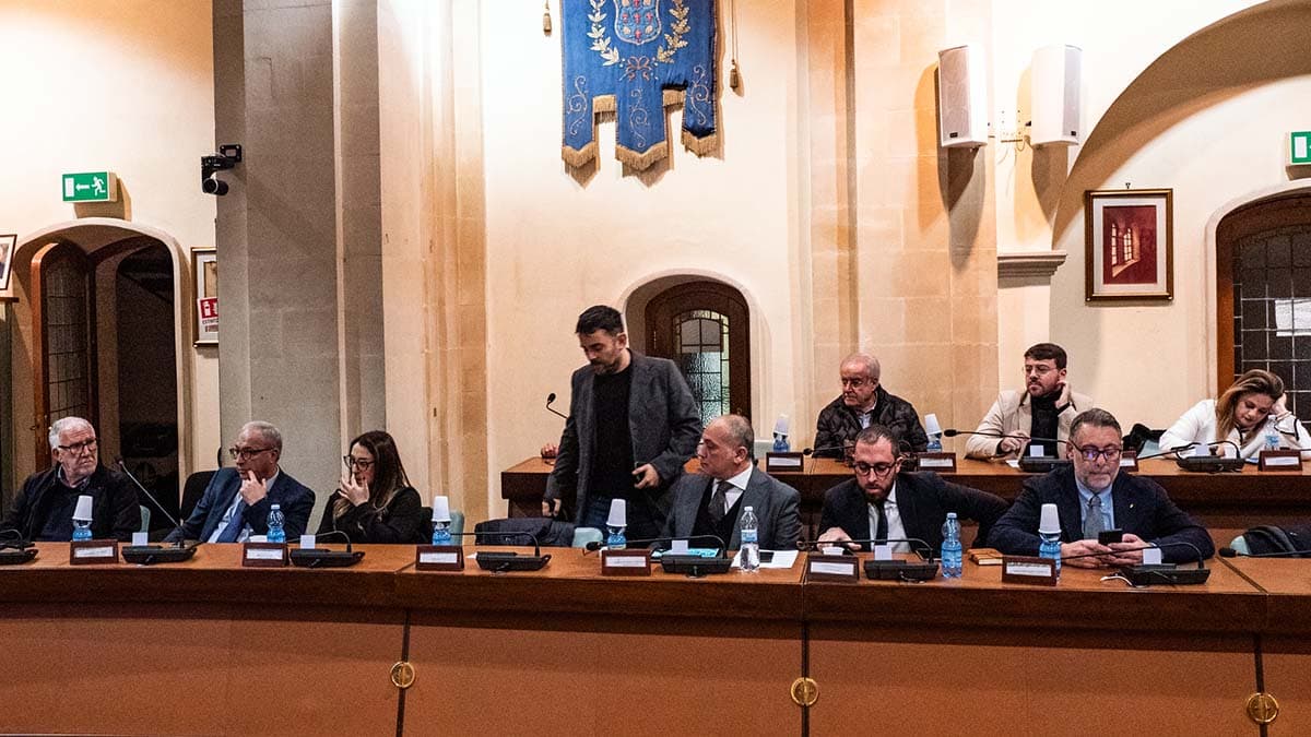 Solletichi natalizi a Palazzo: la maggioranza tiene, ma la crepa resta