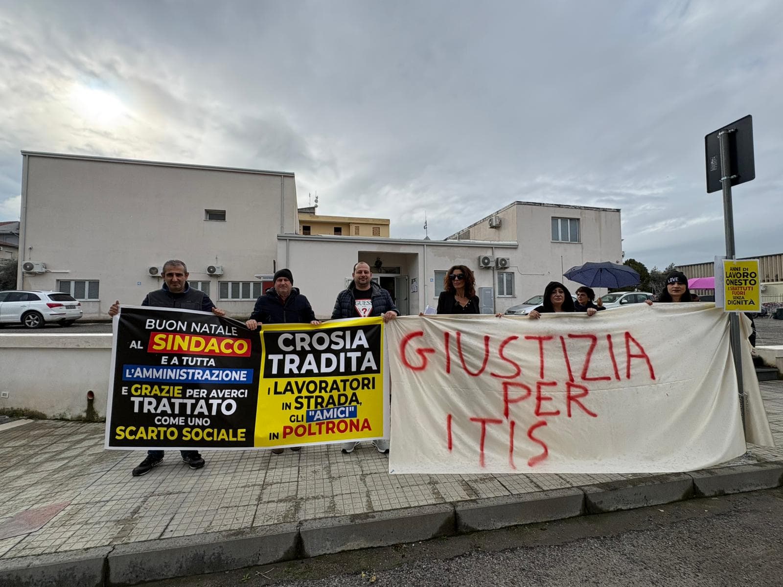 Crosia, licenziati dopo 15 anni di servizio: sei TIS buttati fuori dal Comune nel silenzio totale