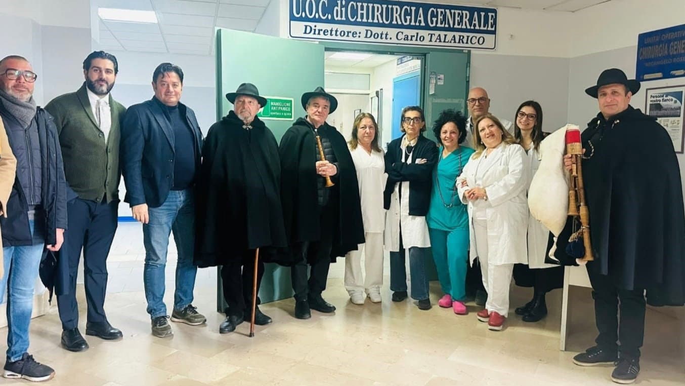 Il Sindaco di Morano e gli Zampognari in visita ai reparti del "Ferrari" di Castrovillari
