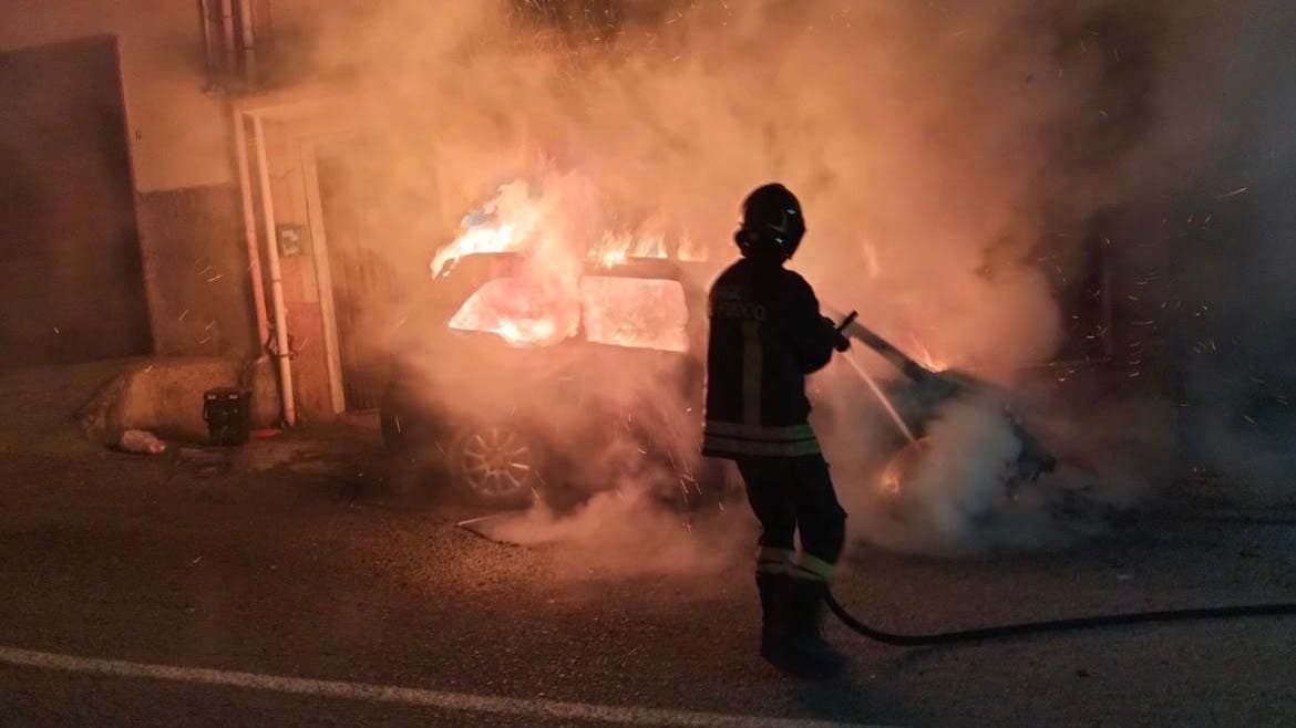 Rossano, auto in fiamme nella notte in via Palermo: indagini in corso