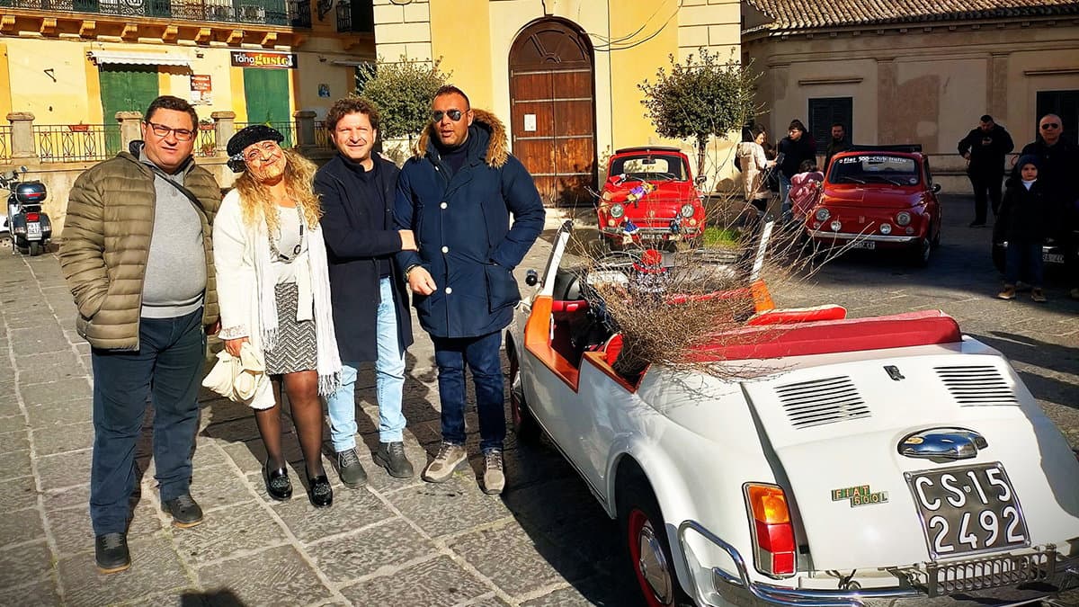 Un’Epifania speciale a Rossano: la Befana viaggia sulla Fiat 500 e riempie la città di dolcezza