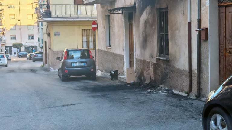 Auto incendiata nella notte a Rossano Scalo: nuovo rogo in via Milano