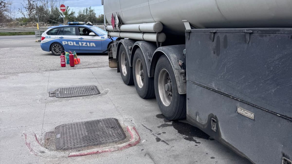 Autocisterna perde benzina durante lo scarico: evitato un potenziale disastro