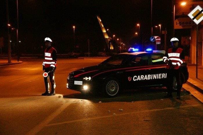 Investe i carabinieri al posto di blocco: due militari feriti a Fabrizio