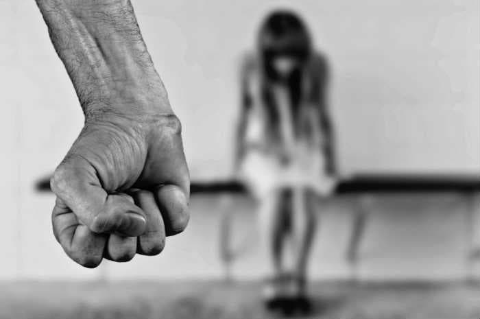 Chiama il 112 per sfuggire alle violenze del compagno, che si scaglia anche contro i poliziotti: arrestato