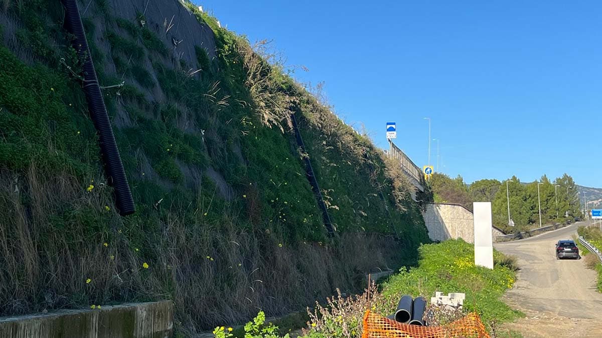 Baia Bella, le acque di scolo della Statale 106 finiscono diritte nel mare... Bandiera Blu