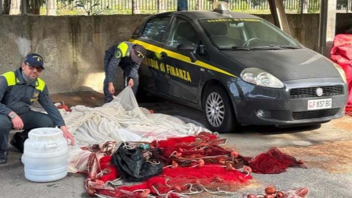Pesca di frodo nello Jonio: novellame sequestrato e fughe notturne