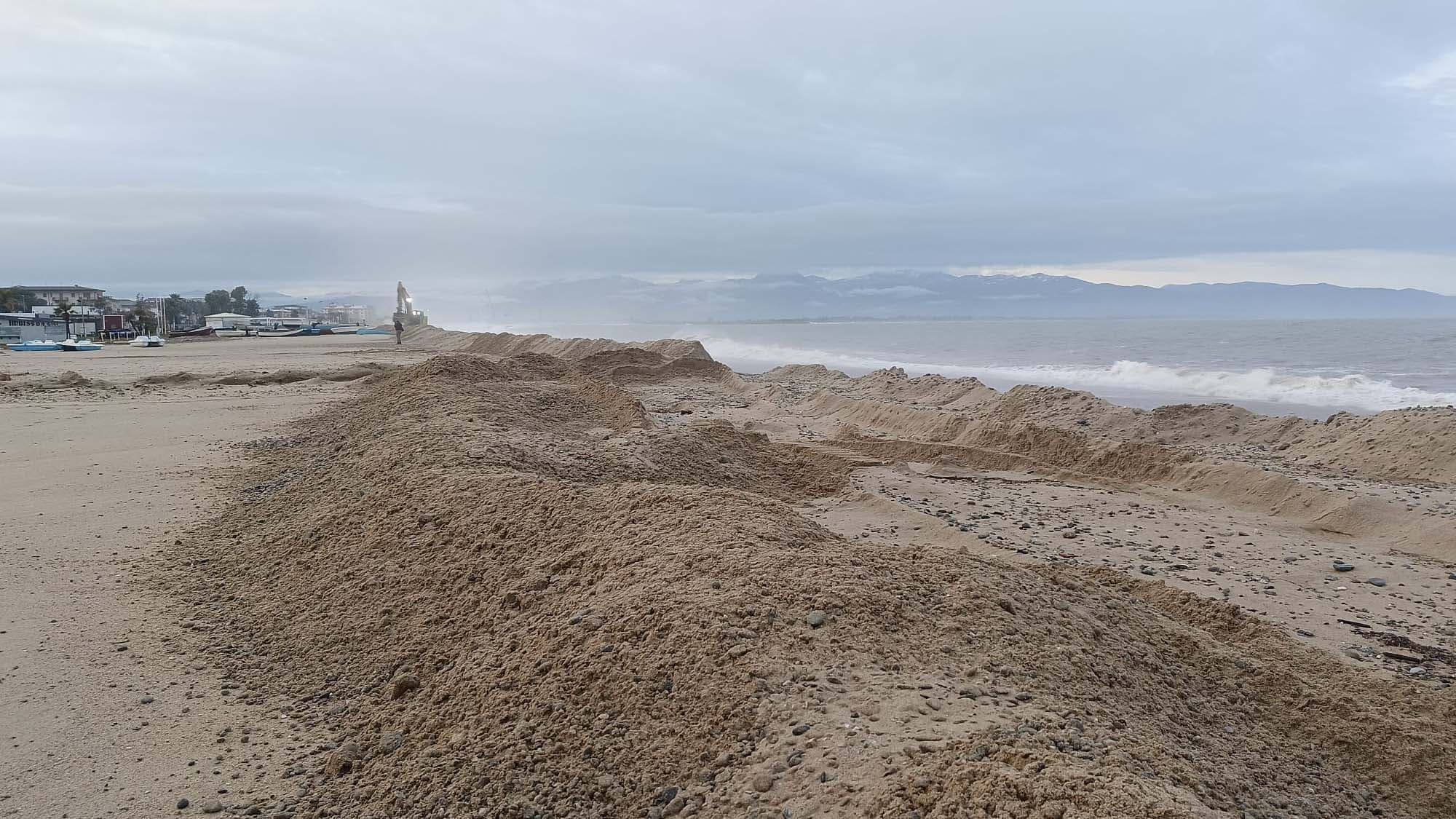 Ora il mare minaccia Schiavonea: scatta il piano di difesa della costa