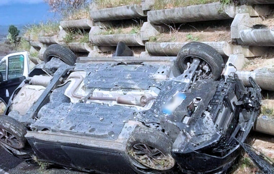 Incidente sull’A2 allo svincolo di Spezzano Albanese: auto si ribalta, donna trasportata in elisoccorso