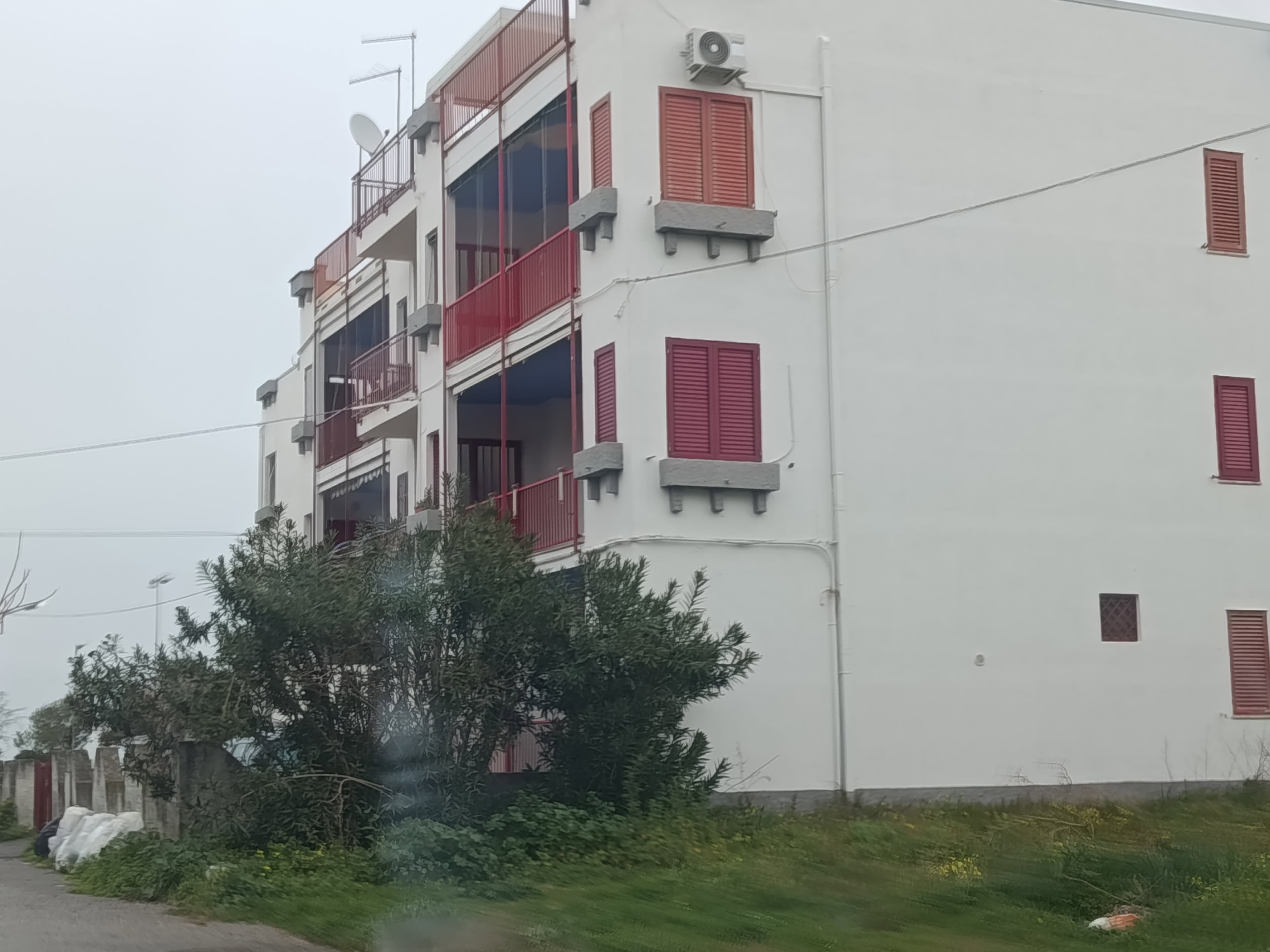 Schiavonea nel caos: aggressioni e illuminazione spenta sul lungomare
