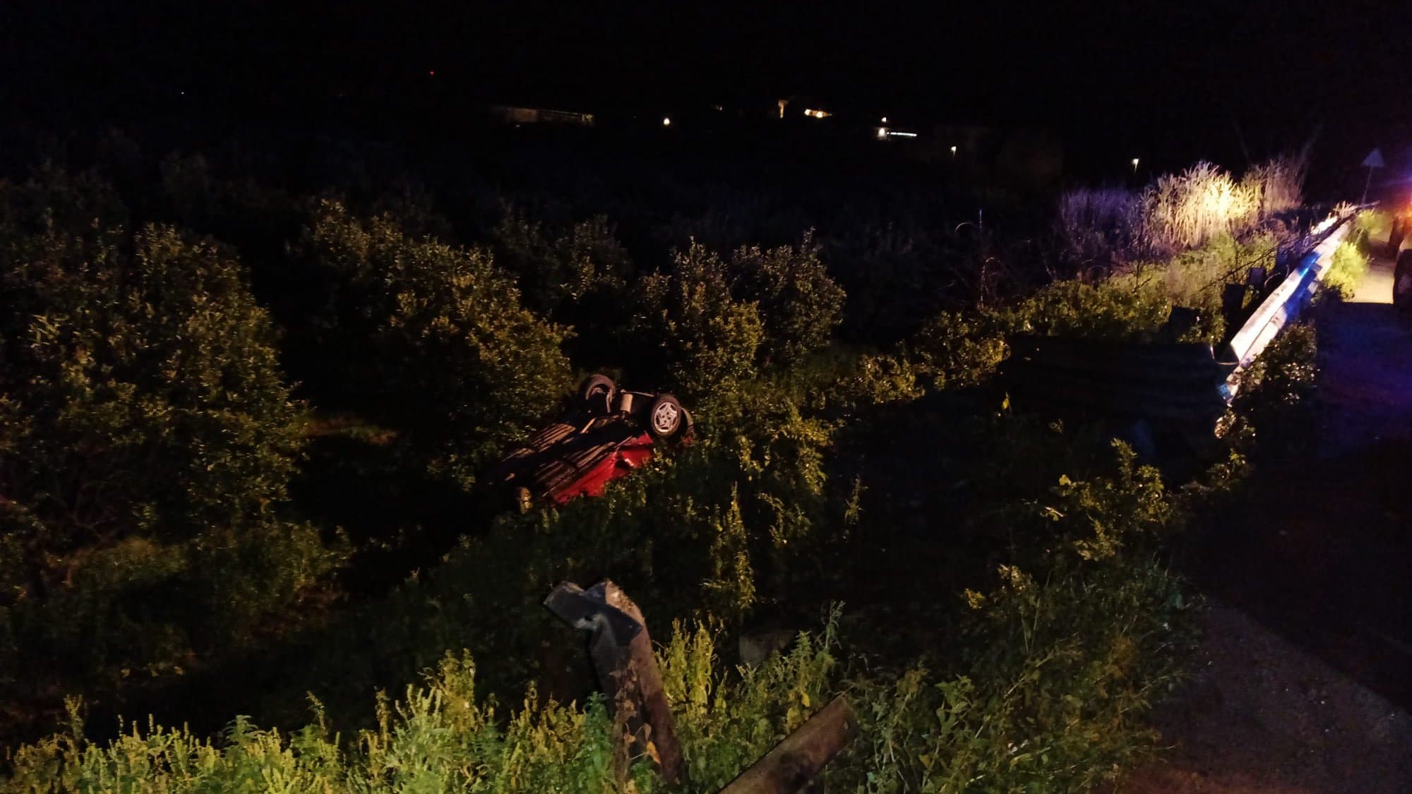 Incidente nella notte a Cantinella: auto finisce negli agrumeti. Due feriti