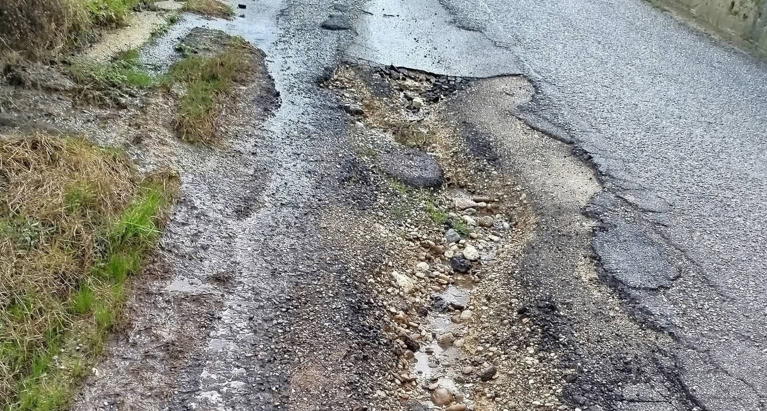 A San Demetrio strade comunali in forte degrado, la denuncia del M5S: «Situazione non più accettabile»