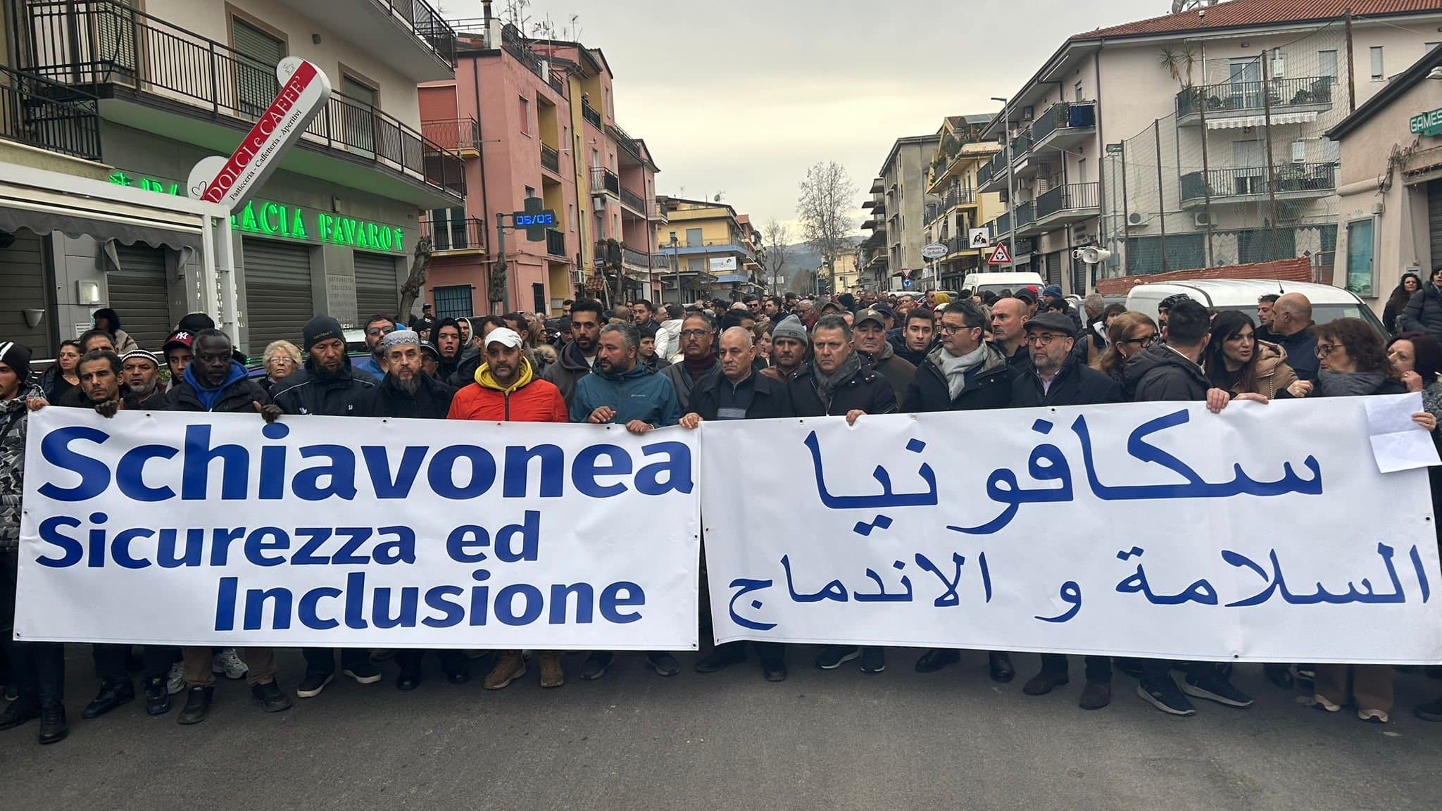 Schiavonea sceglie il dialogo: “Sicurezza e inclusione”. La piazza di oggi per rompere la paura