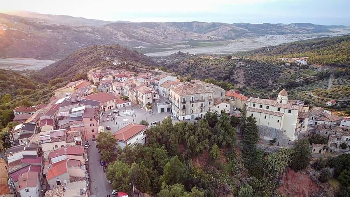 Caloveto, bando “Comuni Marginali” con scadenza in due giorni: opposizione chiede riapertura dei termini