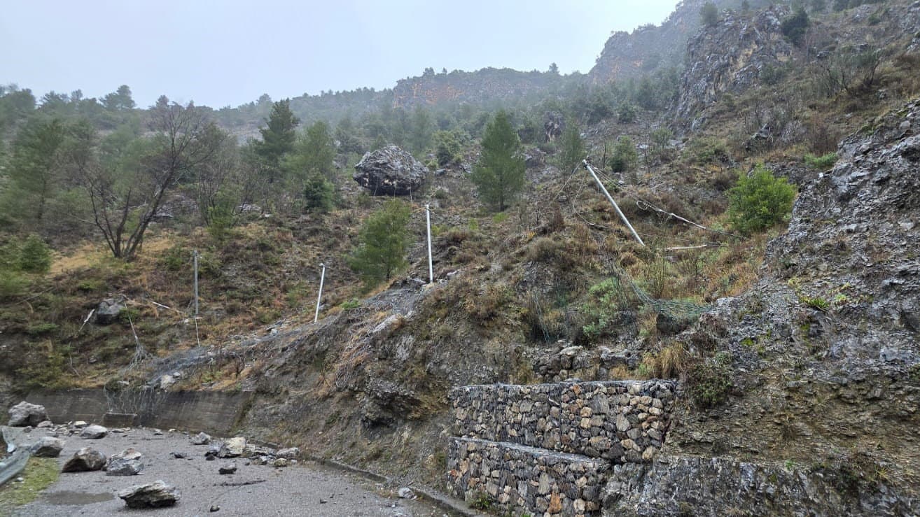 Ancora maltempo a Saracena: massi caduti e muro collassato sulla strada provinciale