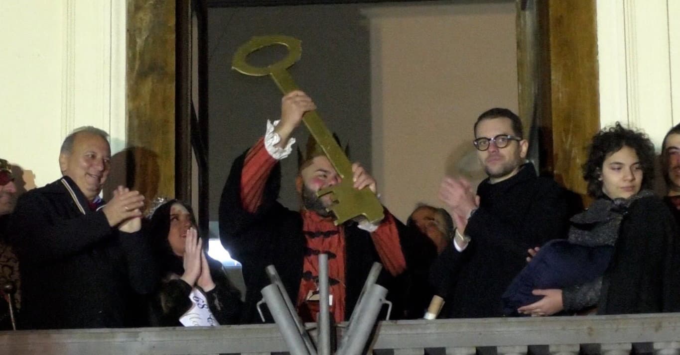 Castrovillari, incoronato Re Carnevale: via alla 68ª edizione tra corteo storico e Sirinata