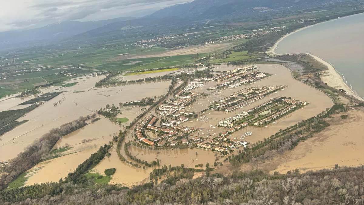 Sibaritide sommersa dal Crati: l'acqua del cosentino arriva a mare e piega la Piana | VIDEO