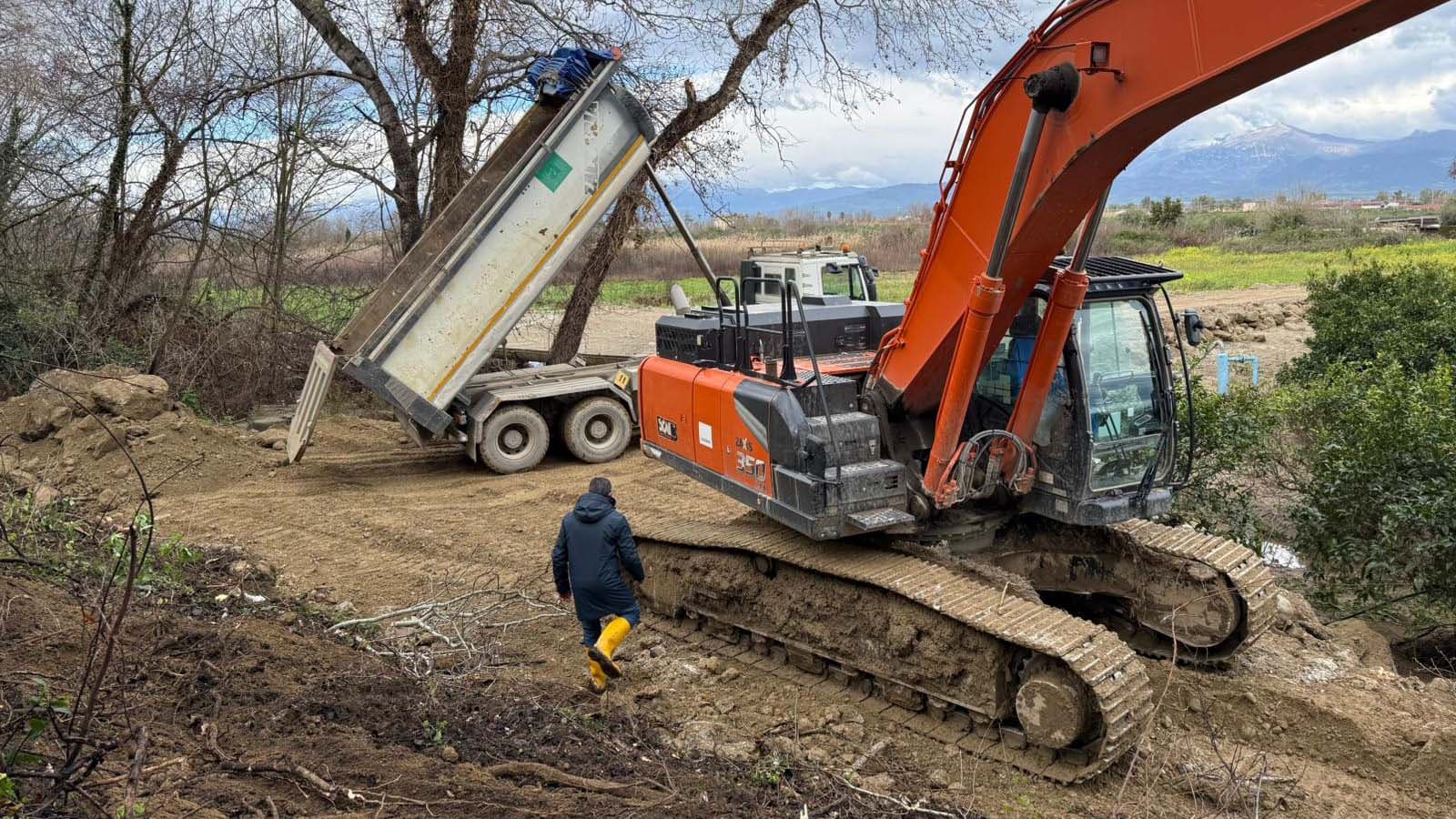 Il dopo piena: Cassano resiste tra soccorsi, volontari e cantieri h24 sul Crati