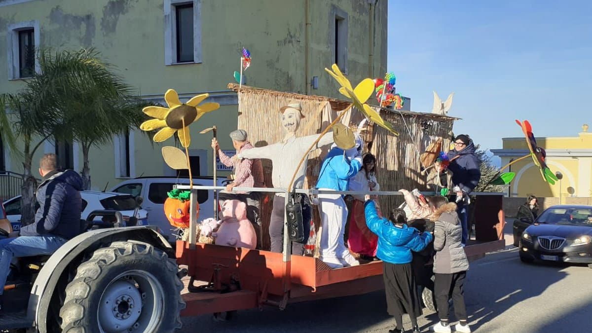 Calopezzati, Carnevale 2026 con laboratori e carro allegorico realizzato all’uncinetto: successo di pubblico