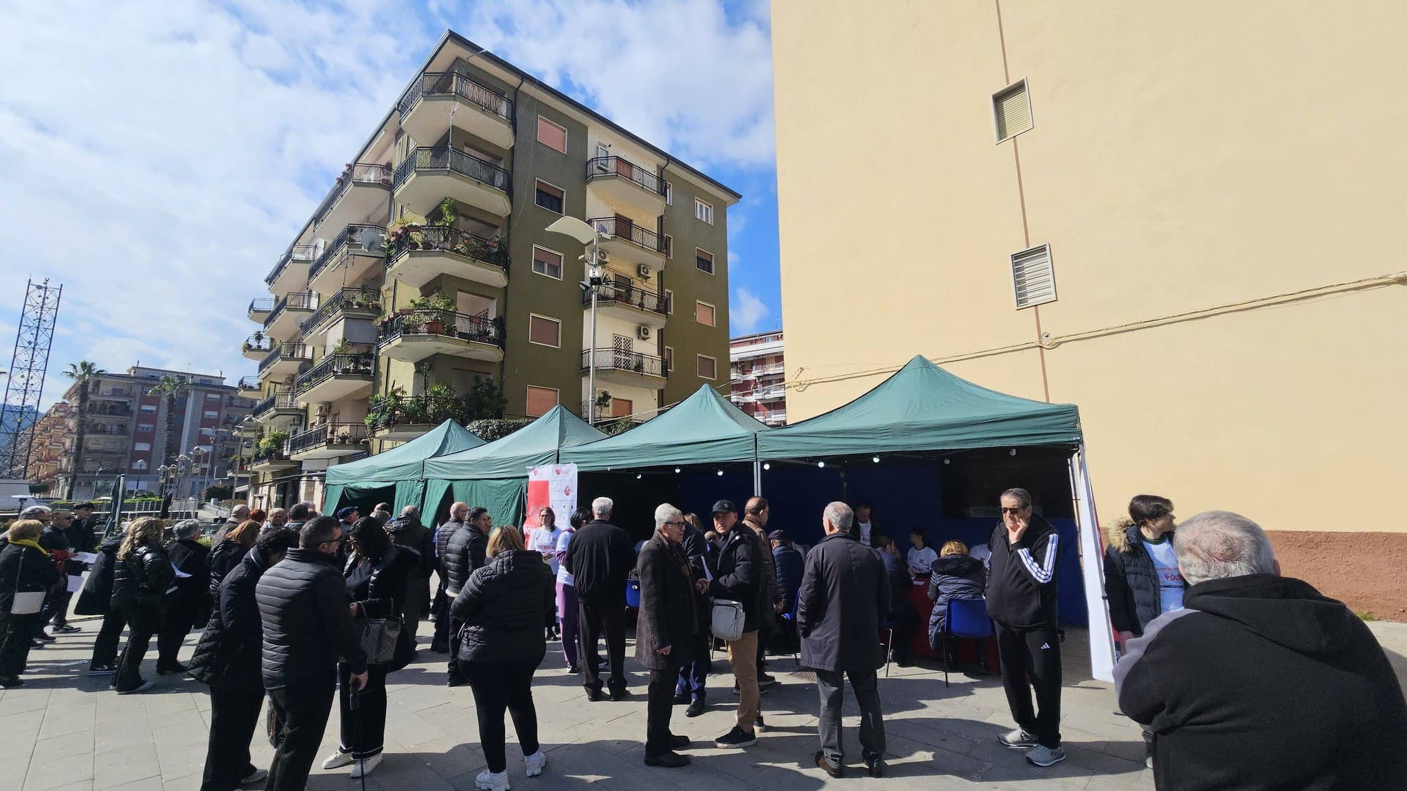 Co-Ro, screening gratuiti per le aritmie cardiache: centinaia di cittadini in piazza