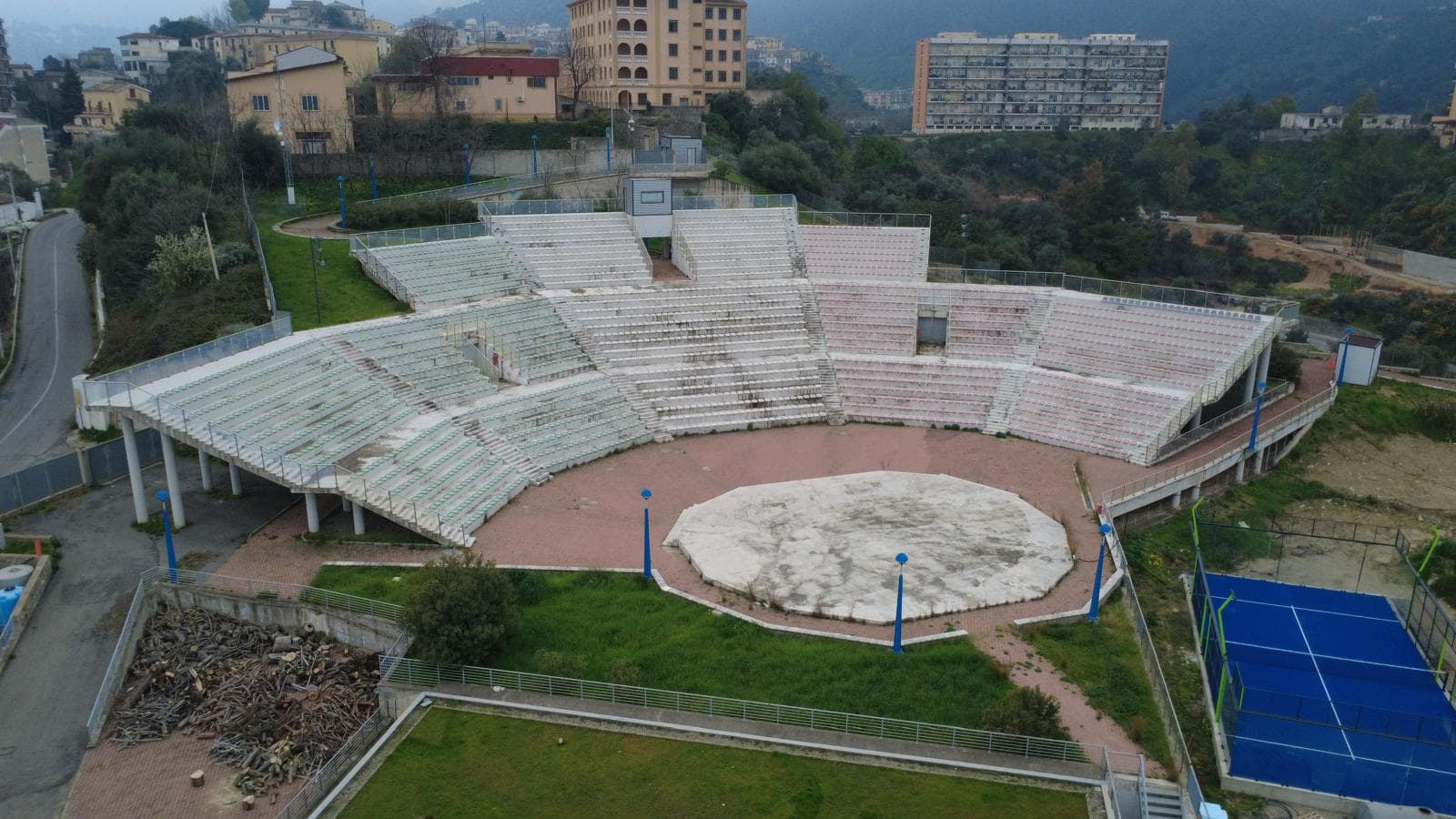 Anfiteatro De Rosis, il grande spazio culturale dimenticato di Corigliano-Rossano: vent’anni senza una stagione