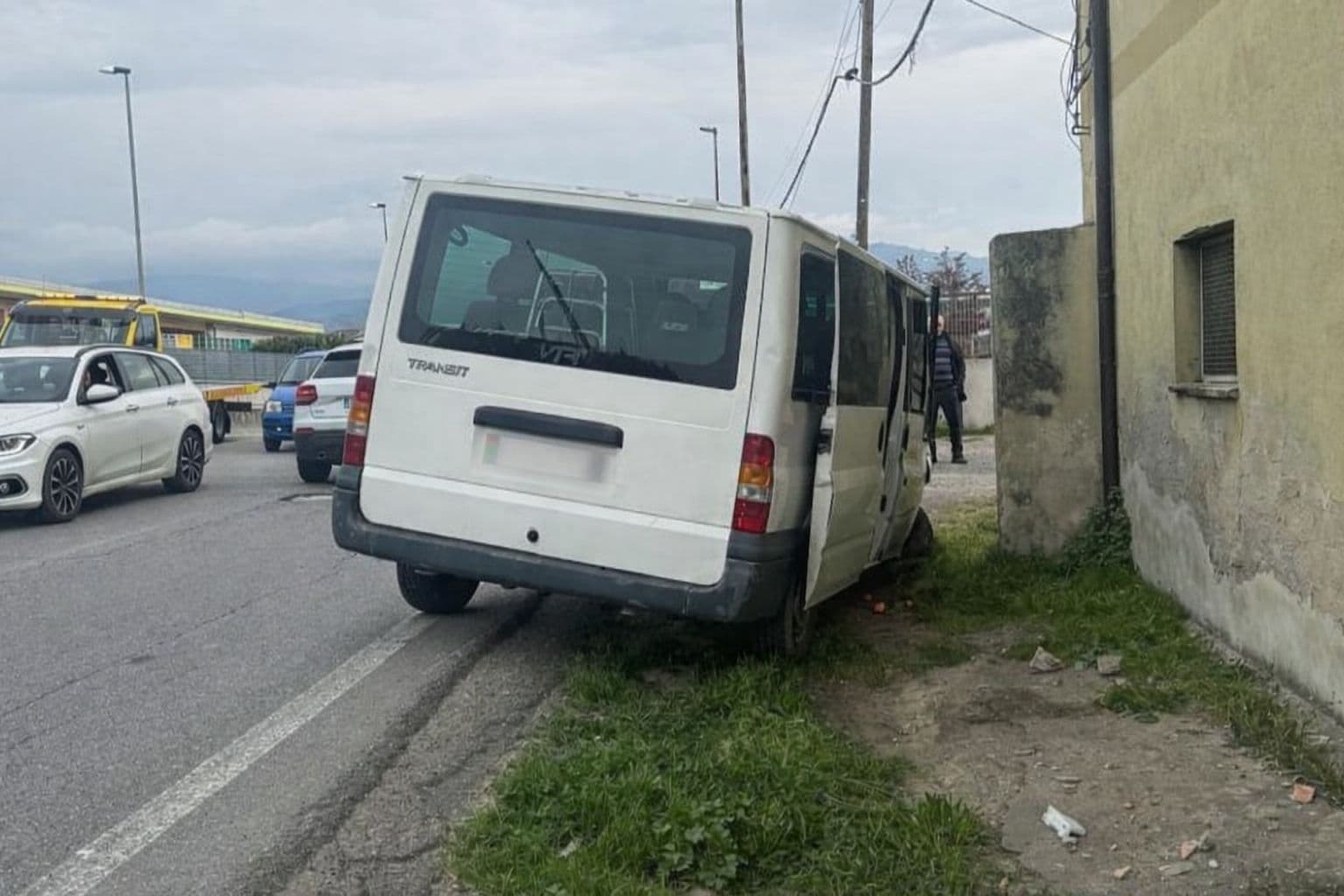 Furgone finisce contro una cabina elettrica: parte della zona resta al buio