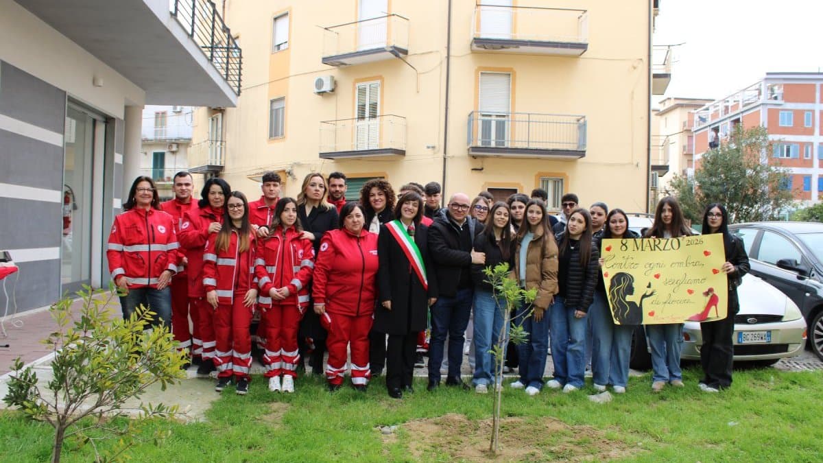 Mirto Crosia, una mimosa per celebrare le donne: la Croce Rossa pianta “Radici di Rispetto”