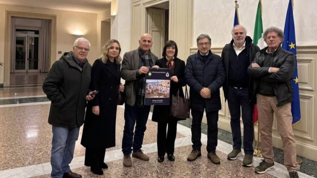 Giornata Internazionale della Donna: la Lega Navale di Mirto Crosia consegna il calendario al Comune