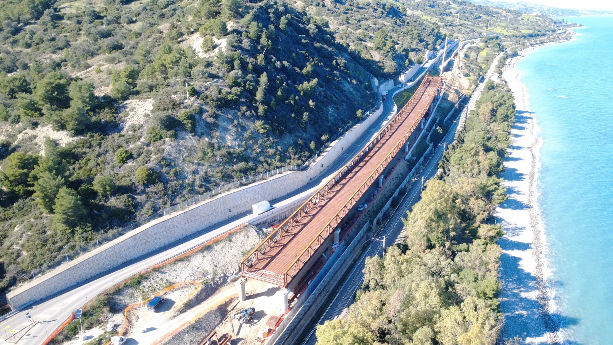 Il viadotto che sfida mare e montagna: il “bipiano” della nuova SS106 diventa il vero simbolo del Megalotto 3