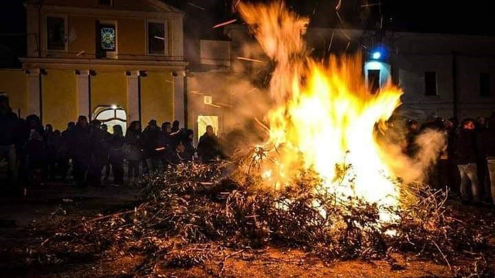 Spezzano Albanese celebra i falò di San Giuseppe: due giorni tra tradizione, musica e sapori locali