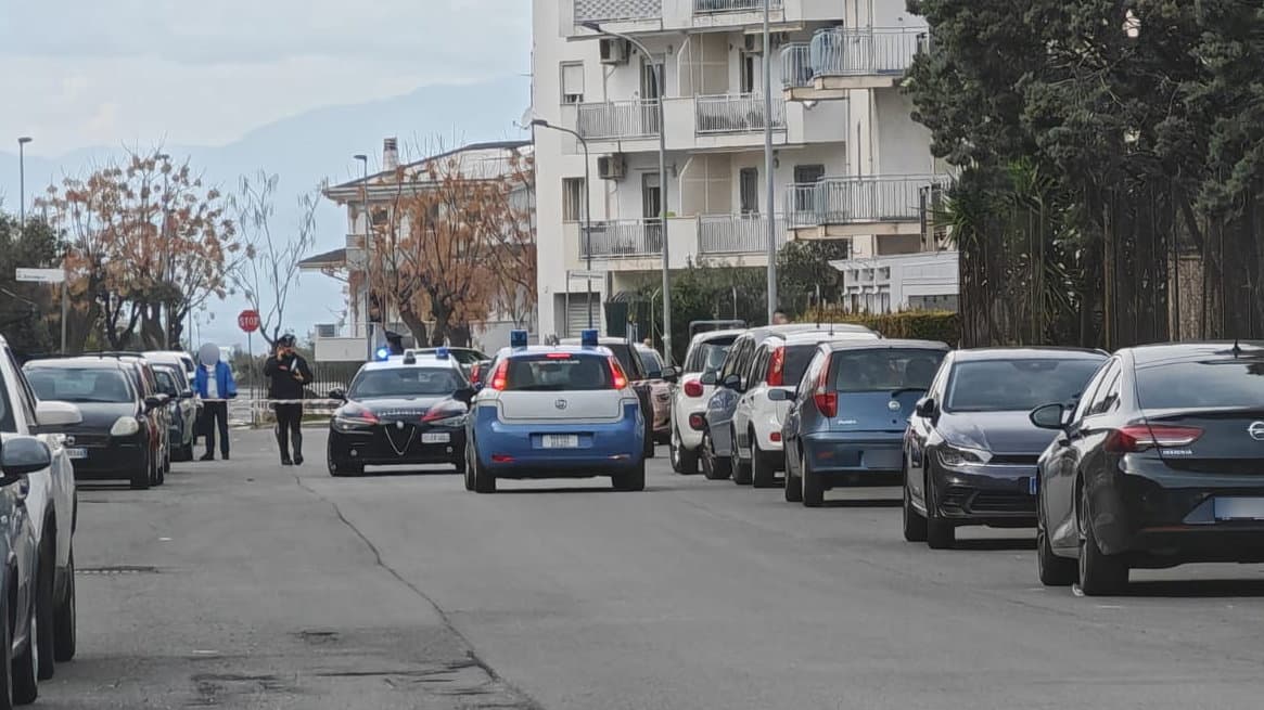 Spari in pieno centro a Rossano Scalo, uomo ferito gravemente