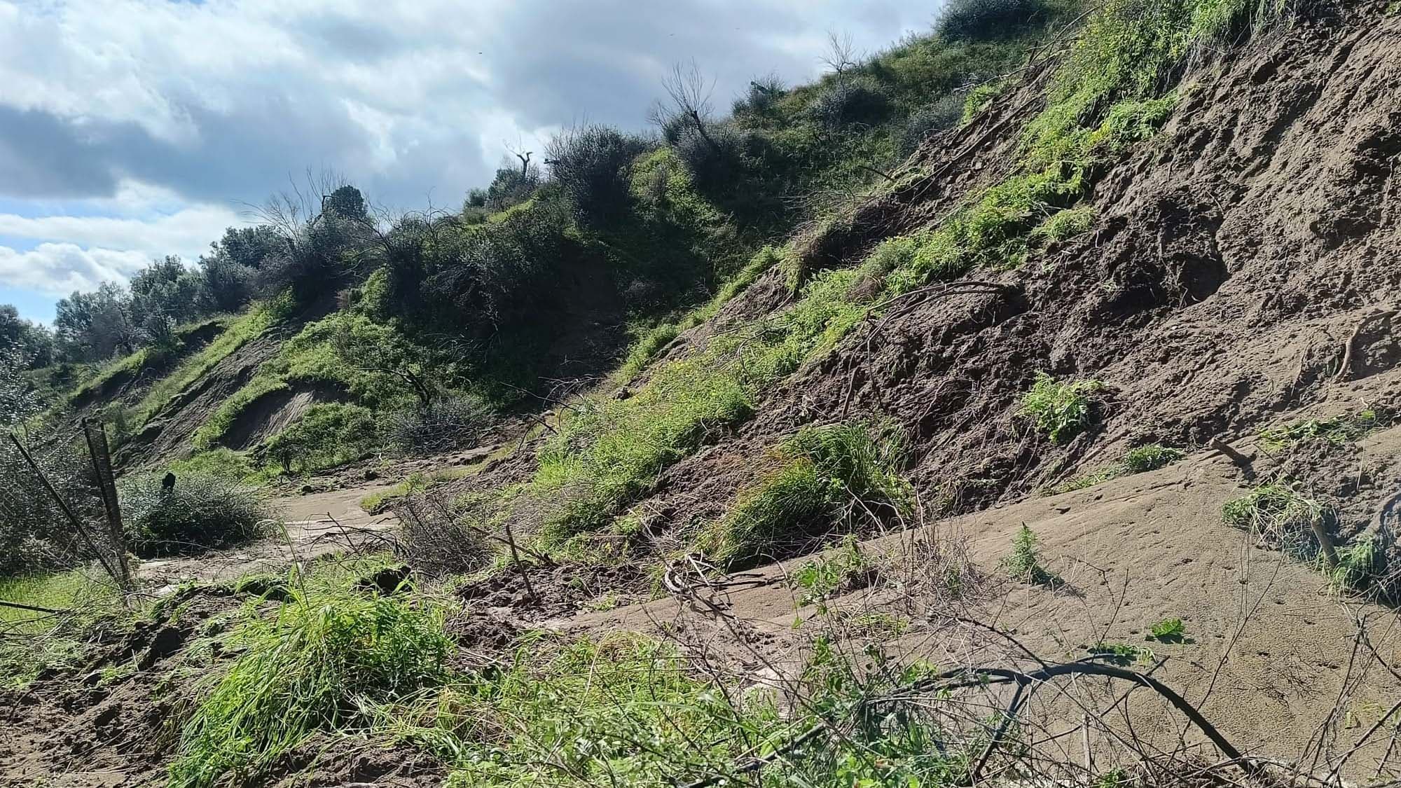 Frana di 400 metri a Corigliano-Rossano: vigili del fuoco al lavoro sulla strada Dragonetti