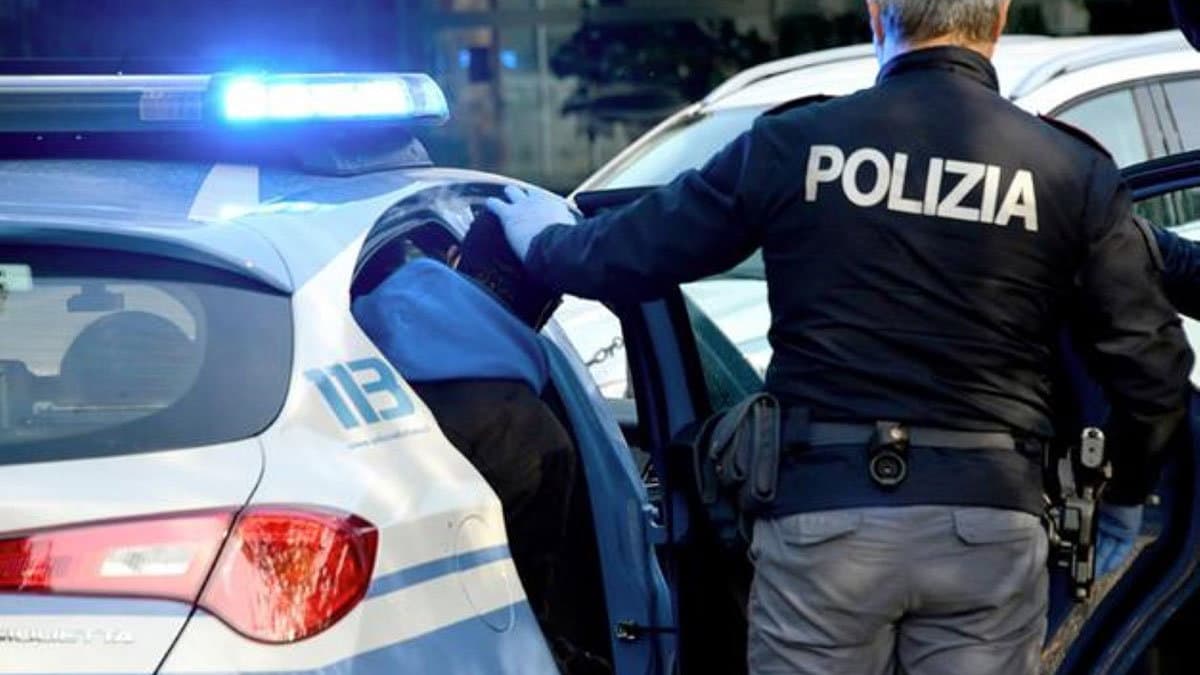 Schiavonea, ruba al supermercato e aggredisce agenti di Polizia: arresto e decreto di espulsione