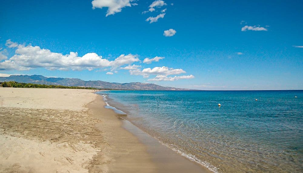 Cassano e il bando sulle spiagge: scontro politico tra accuse e replica del sindaco