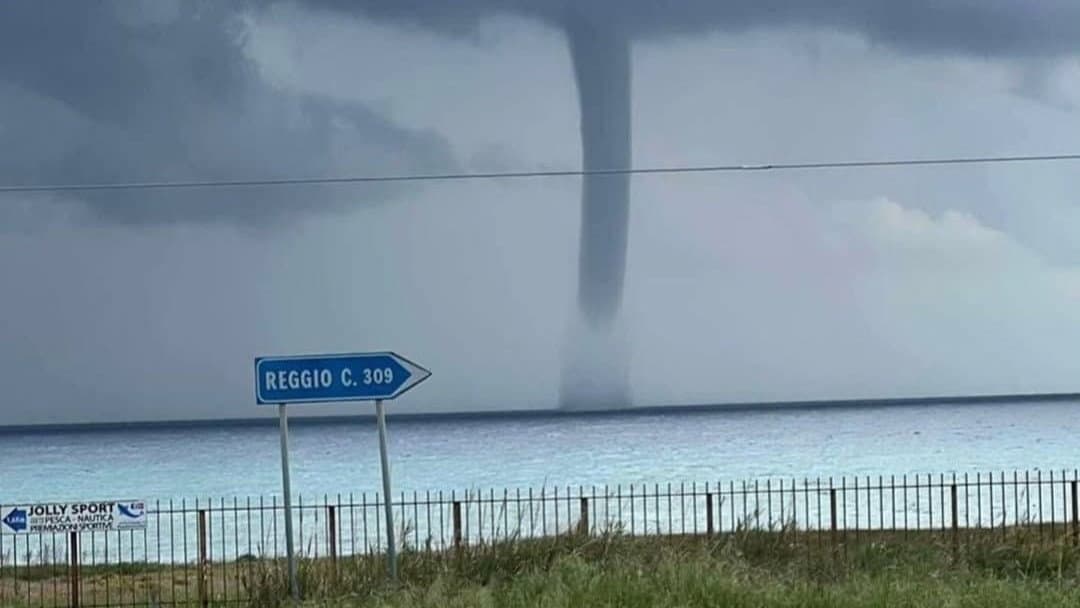 Tromba d’aria al largo di Mandatoriccio visibile dalla costa: nessun danno