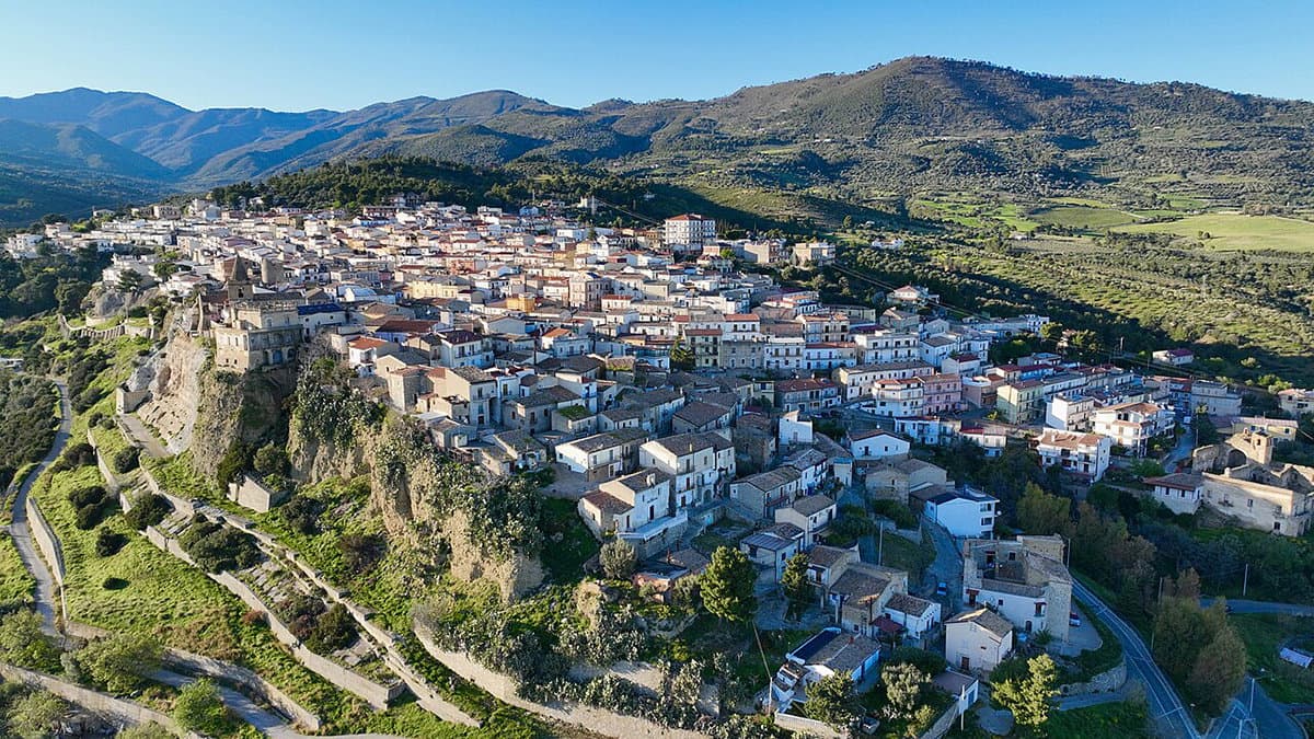 Il Pd di Villapiana sostiene la candidata leghista: polemiche tra le sinistre locali