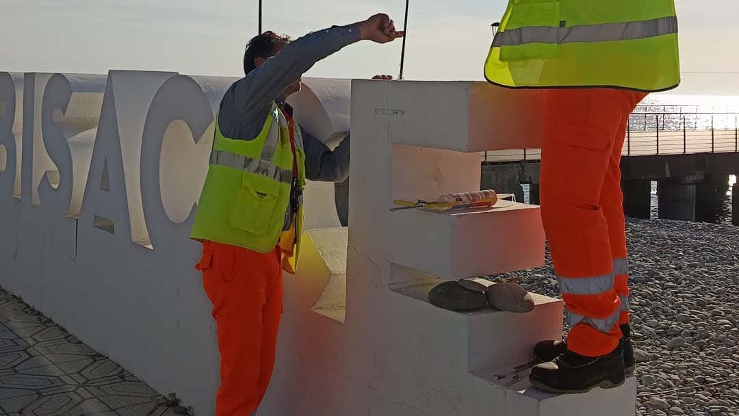 Trebisacce, i vandali tornano ma la città risponde: riparata ancora la “E” di “I love Trebisacce”
