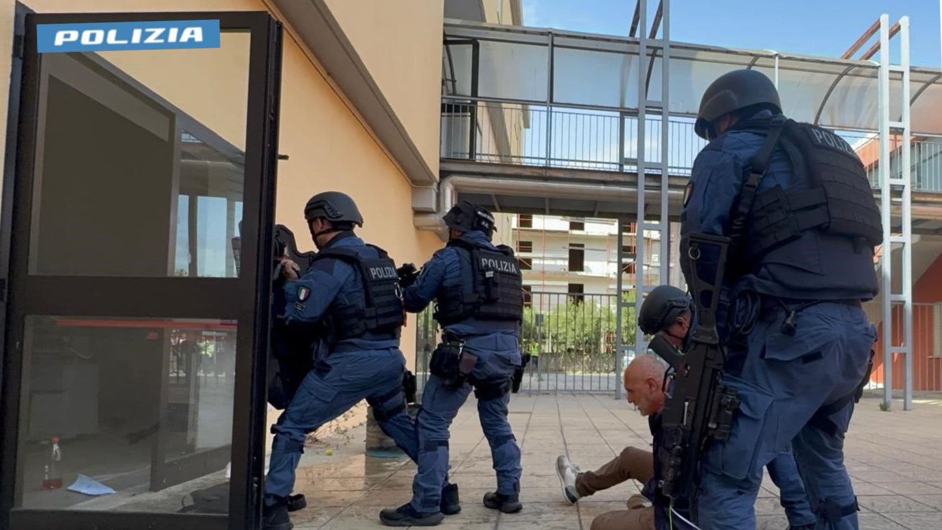 Polizia di Stato, prova antiterrorismo a scuola: simulata gestione crisi con evacuazione studenti