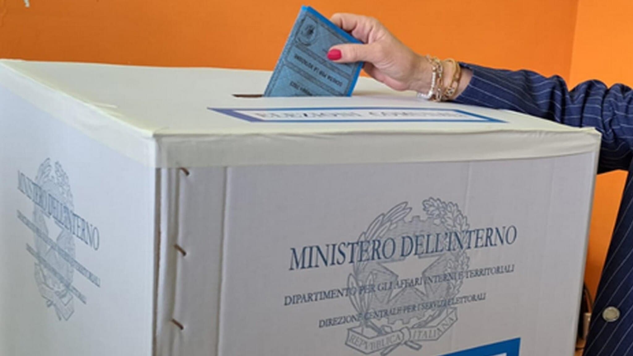 Amministrative 2026, urne aperte in sette comuni del Nord-Est Calabria: tutte le liste e i candidati