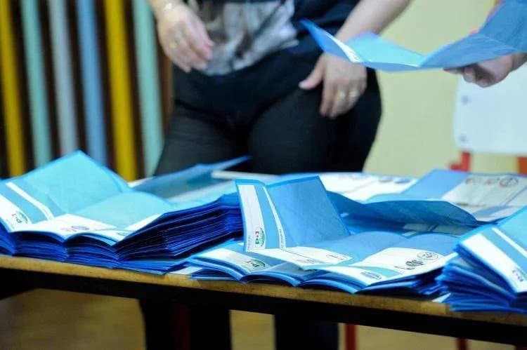 Les jeux sont faits, chiuse le urne e c'è già una notizia: più gente al voto
