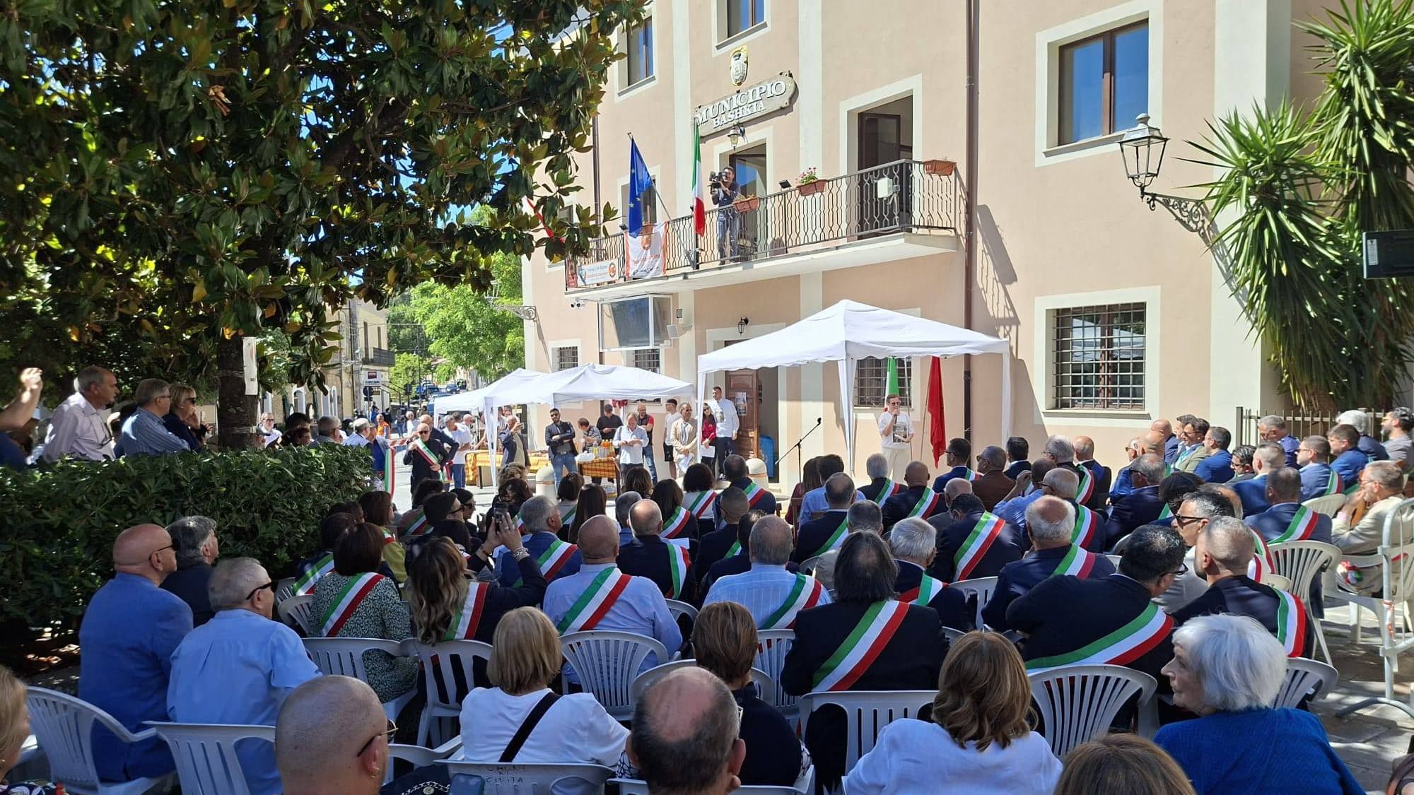 Civita, l'abbraccio di 80 sindaci attorno al collega Tocci dopo la condanna per la strage del Raganello
