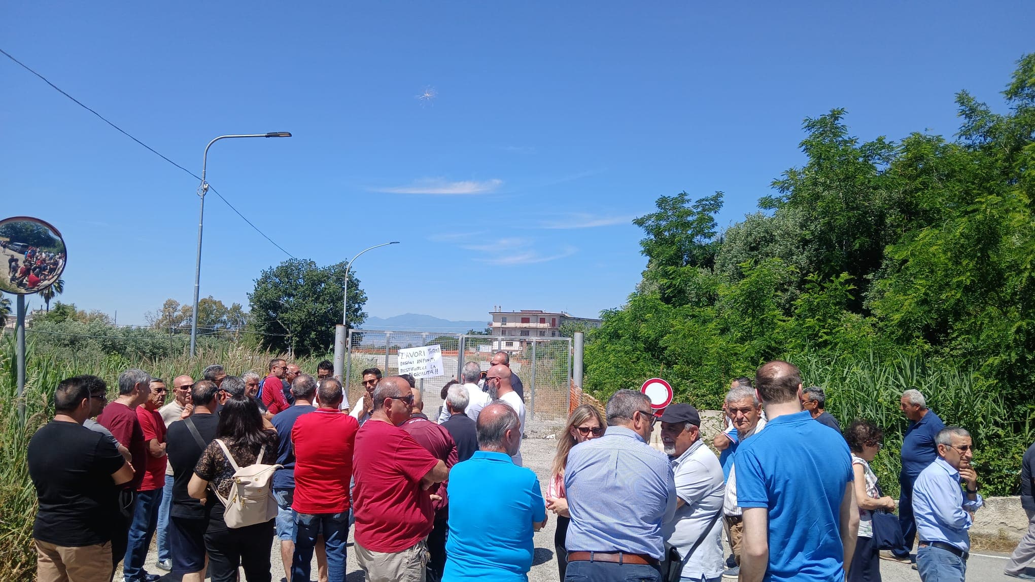 «Venti chilometri anche per comprare il pane». A Sibari residenti esasperati per i lavori del sottopasso ferroviario fermo