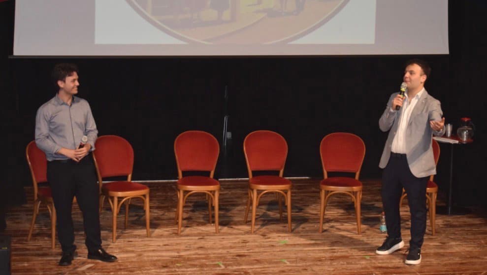 Piazza Cassano a Teatro, successo straordinario per il debutto dal vivo del podcast di Alessandro Lione