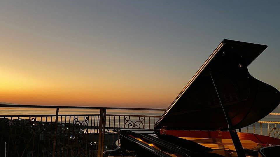 Cariati inaugura l’Estate 2026 con il “Concerto al Tramonto” del Maestro Sebastiano Brusco al Torrione Spinelli