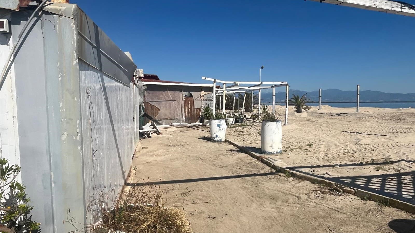 Schiavonea, via i manufatti dell’ex lido “Lo Scarafaggio”: l'area demaniale sarà restituita al pubblico