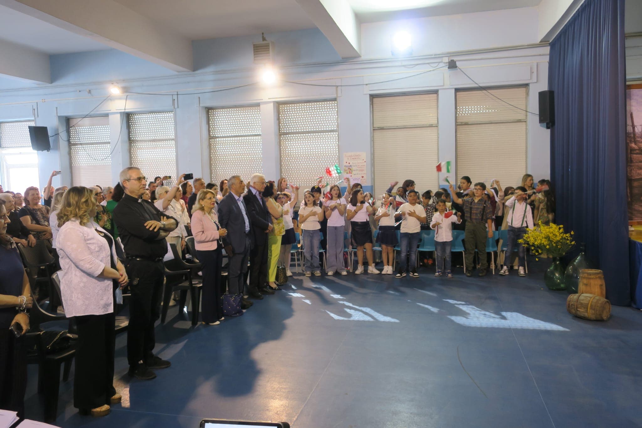 Mandatoriccio, la scuola porta in scena “C’era una volta Cicciarella”: quando la lettura diventa teatro