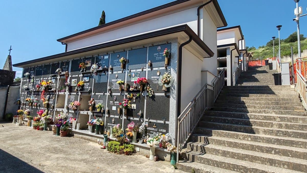 Altomonte, il nuovo cimitero resta chiuso tra ordinanze, orari e transenne