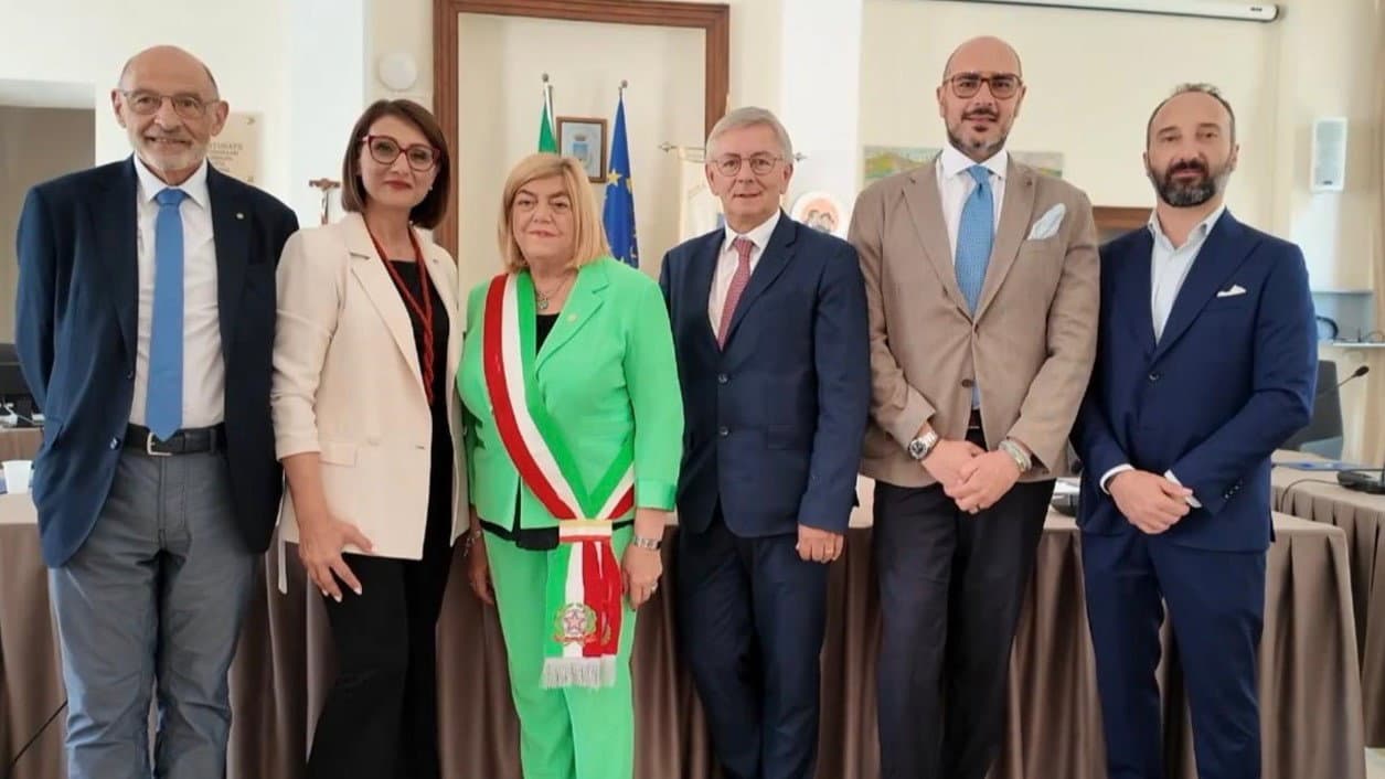Castrovillari, si è insediato il nuovo consiglio comunale. De Gaio giura e presenta la giunta