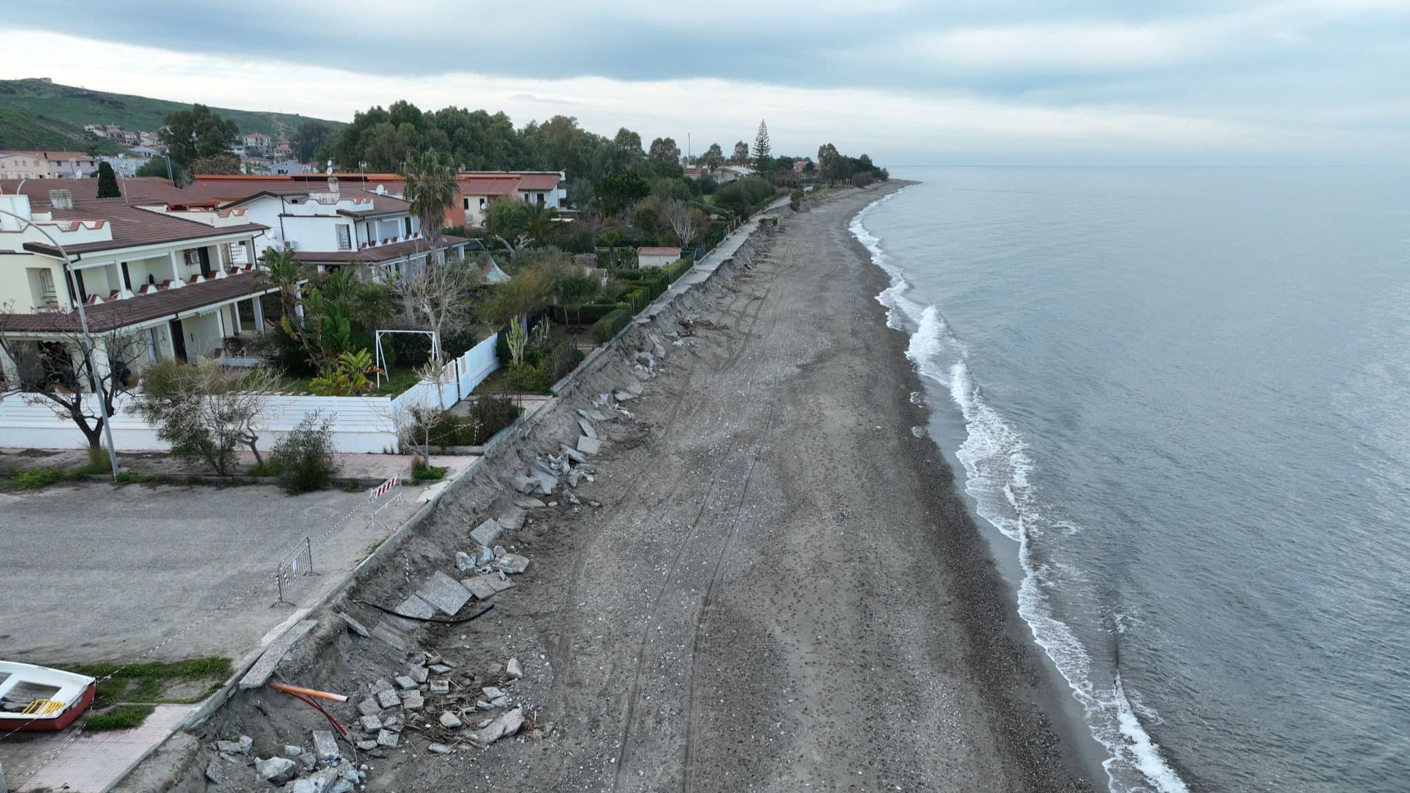 Calopezzati, FdI attacca il sindaco sulla pulizia dell’arenile: «La ruspa in spiaggia smentisce quattro anni di no»